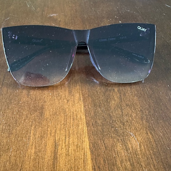 Quay Come Thru sunglasses - Picture 3 of 4